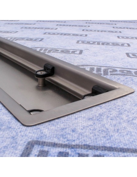 Clamping mechanism for vinyl screwed down to the drain body