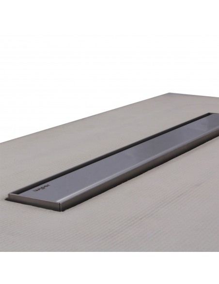 Highly precised integrated linear channel with non-visible flushed steel flange for maximalized sealing