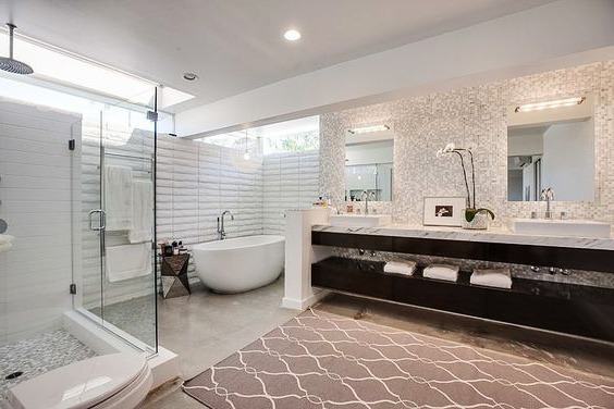 HOW TO PLAN A LARGE BATHROOM